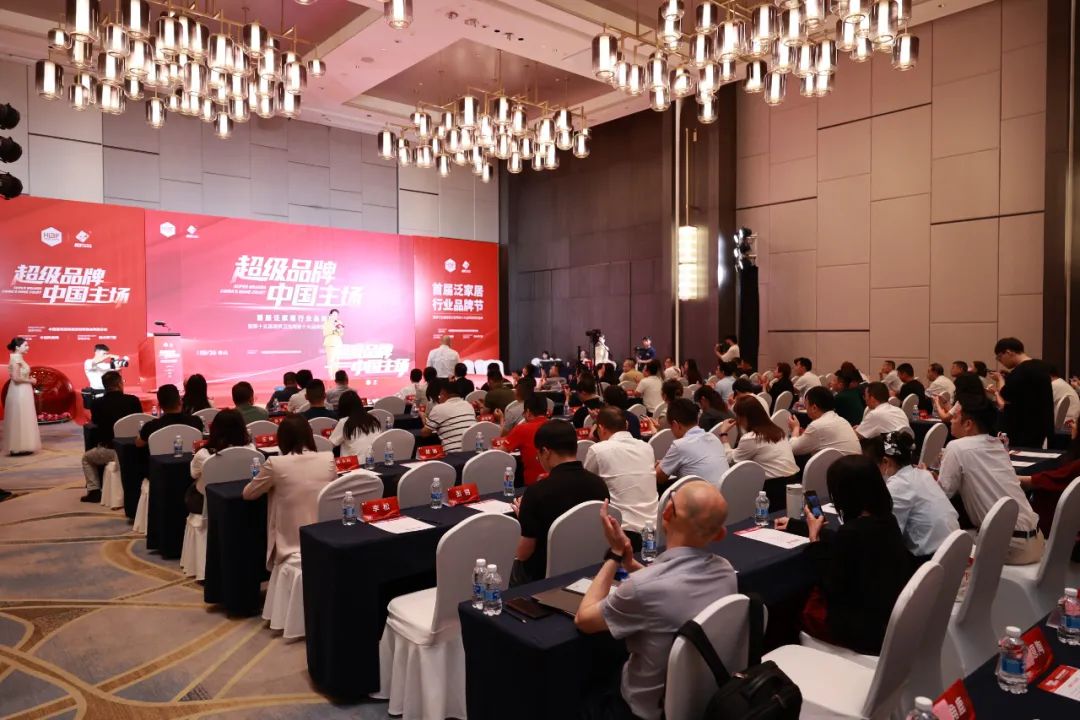 喜報(bào) | 祝賀強(qiáng)輝品牌榮獲“陶瓷一線品牌”、“陶瓷十大品牌”雙料大獎(jiǎng)